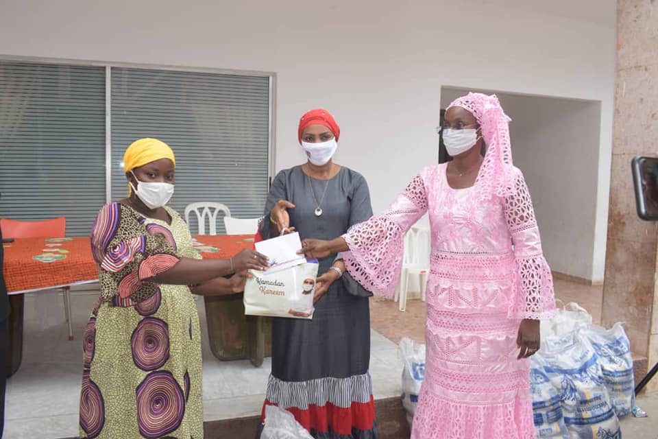 Lire la suite à propos de l’article Ramadan et Covid-19 : L’ONG Berko Femmes & Enfants et l’honorable Adjaratou Traoré main dans la main pour soutenir les plus démunis